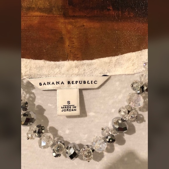 BANANA REPUBLIC White SS V-Neck Top With Lace Trim - Picture 5 of 6